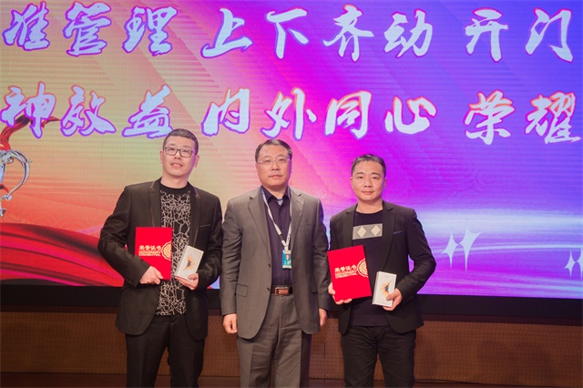 赵总经理为年度销售标兵和新领域奖的获奖者颁奖