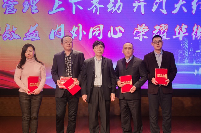 王晓林副总经理为销售利润奖和最佳开拓奖的获奖者颁奖